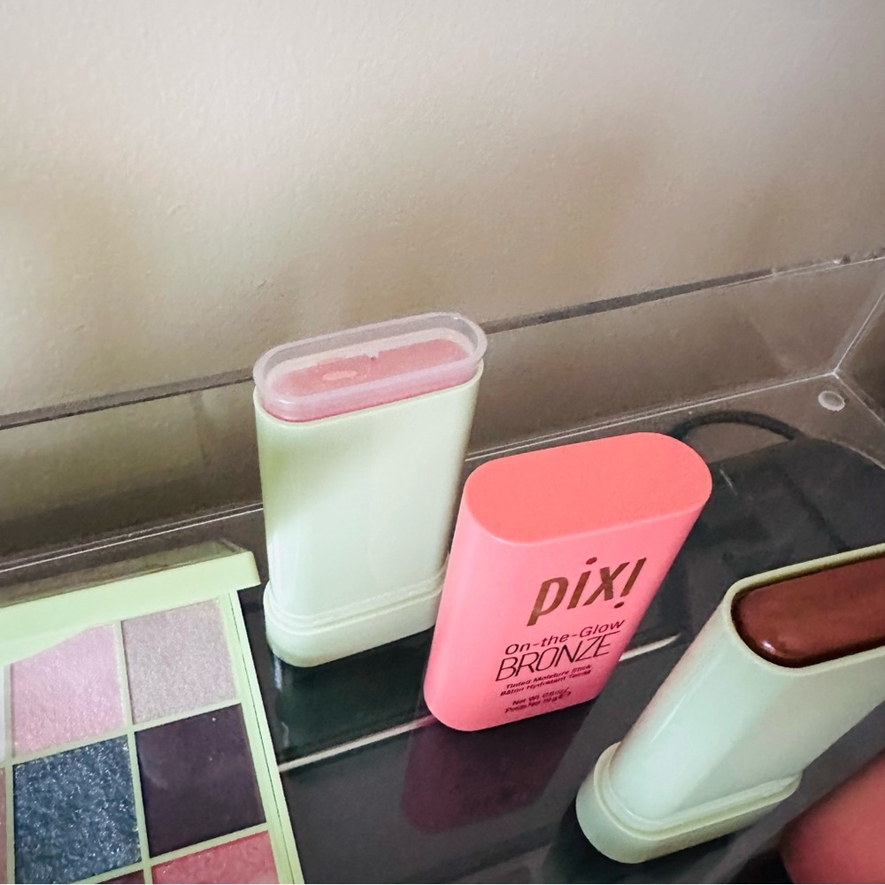 Pixi Beauty Make up bundle - Picture 3 of 10